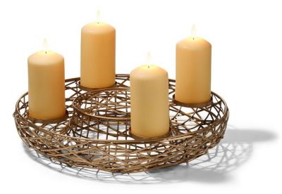 Eleganter Adventskranz mit vier beige Kerzen in einem geflochtenen Korb.